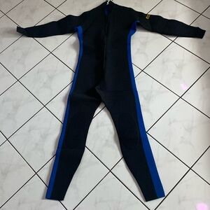 WETSUIT SEASUITS SIZE LARGE ( READ DESCRIPTION)